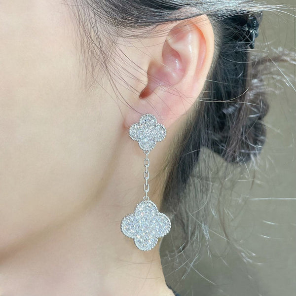 <chiba>Silberne Ohrringe mit Kleeblattmotiv und Diamanten</chiba>
